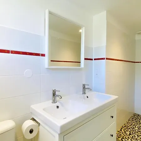 Contemporaine à Proximité De La Et Du Centre Village *
