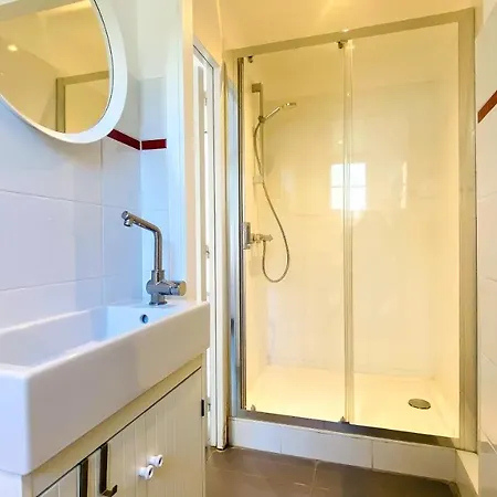 Villa Contemporaine à Proximité De La Et Du Centre Village *