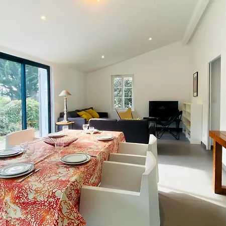 Contemporaine à Proximité De La Et Du Centre Village
