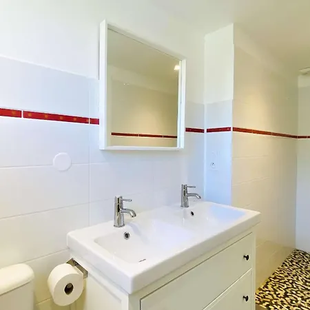 Contemporaine A Proximite De La Et Du Centre Village Vila