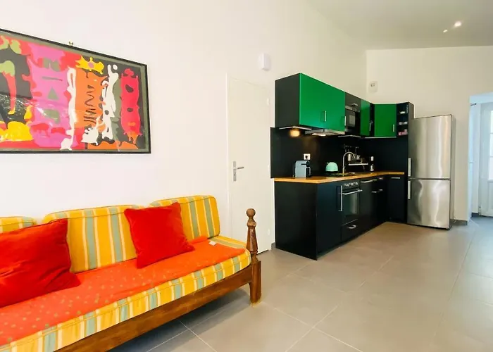 Contemporaine à Proximité De La Et Du Centre Village