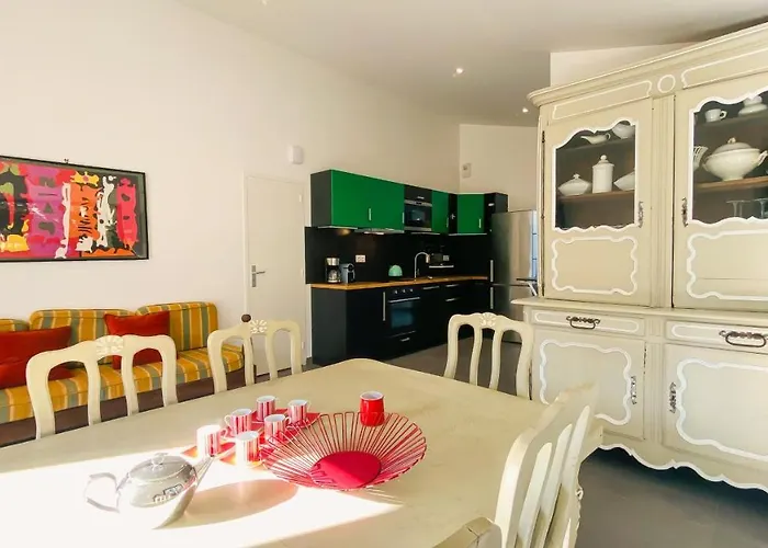 Villa Contemporaine à Proximité De La Et Du Centre Village *