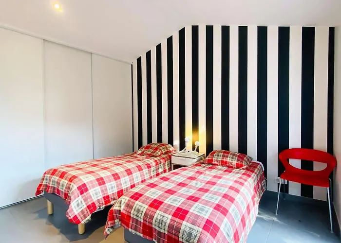 Villa Contemporaine à Proximité De La Et Du Centre Village *