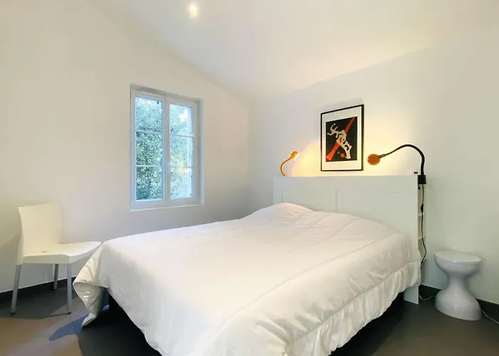 Villa Contemporaine à Proximité De La Et Du Centre Village