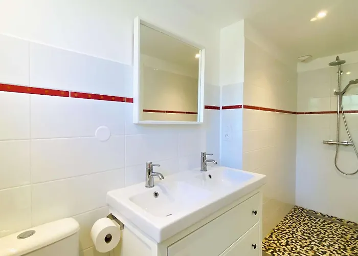 Contemporaine à Proximité De La Et Du Centre Village Villa